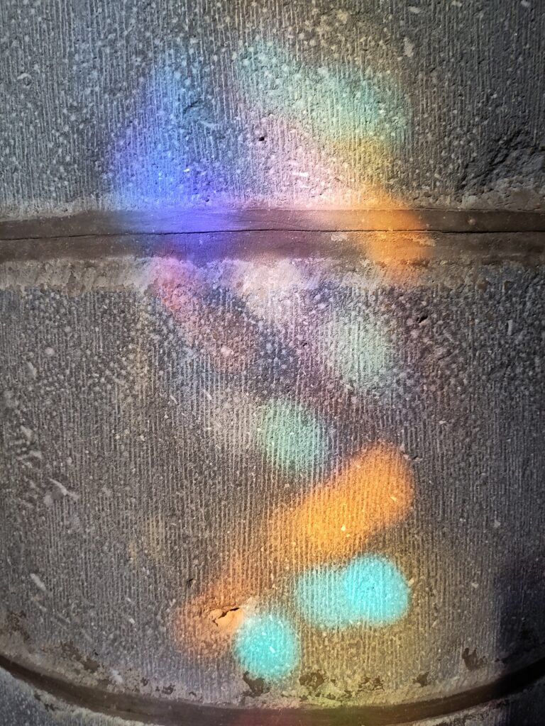 L’attribut alt de cette image est vide, son nom de fichier est Eclats-de-lumiere-768x1024.jpg.